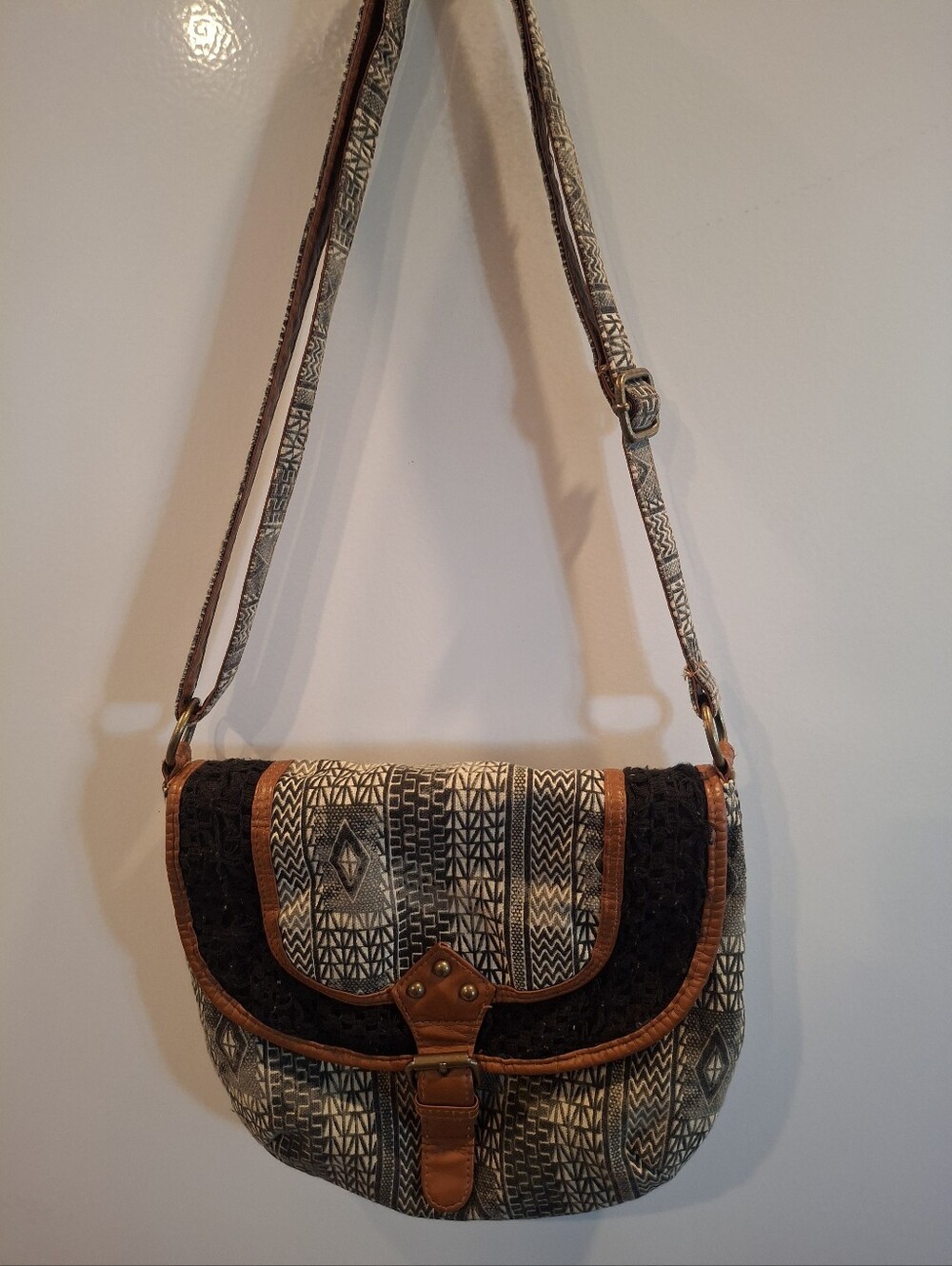 Source Unknown Black and Cream Woven Crossbody Bag with Brown Trim